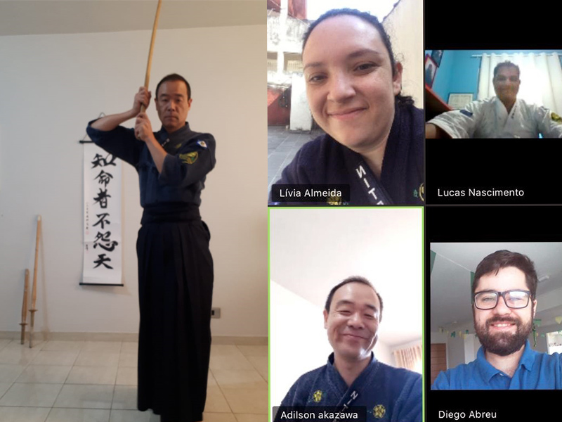 Akasawa demonstrando os exercícios via transmissão online e alunos treinando em casa