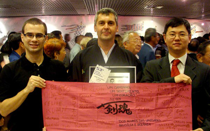 Sempai Ricardo Lopes com o Taoru assinado pelos alunos do Niten Goiânia e Brasília no dia do Encontro. 