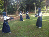 Kenjutsu: luta com bogu (proteção).
